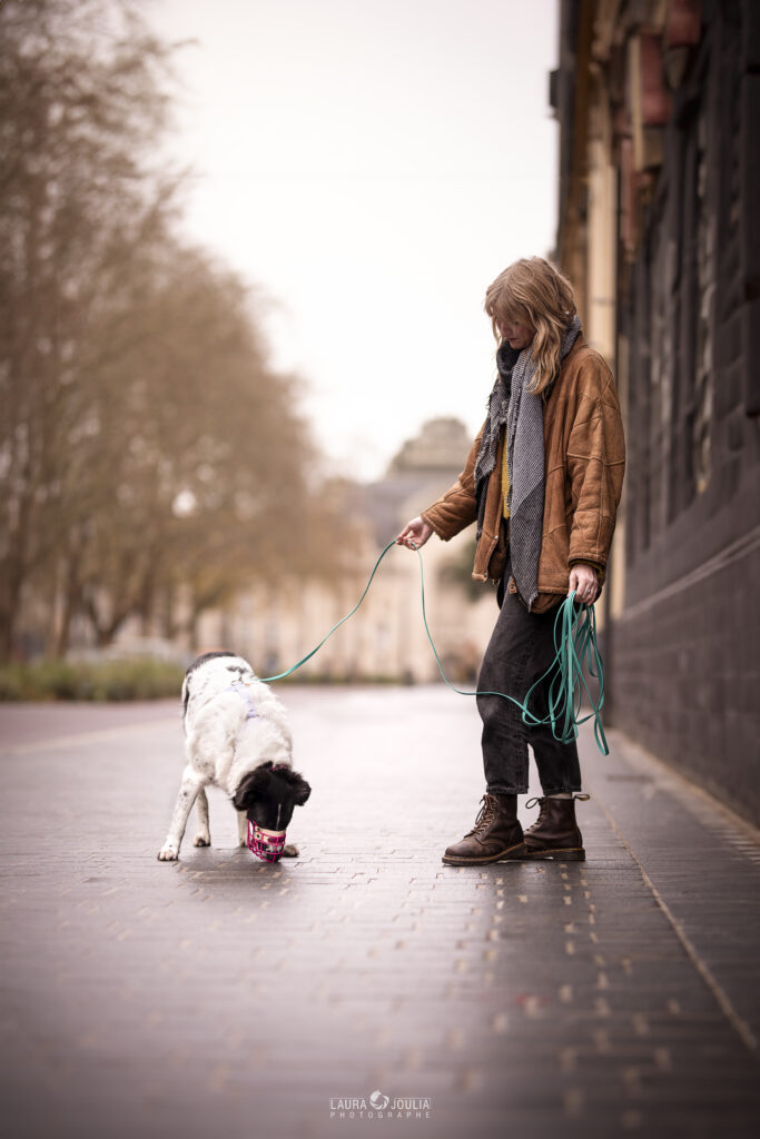 portrait professionnel d'une petsitter qui promène un chien